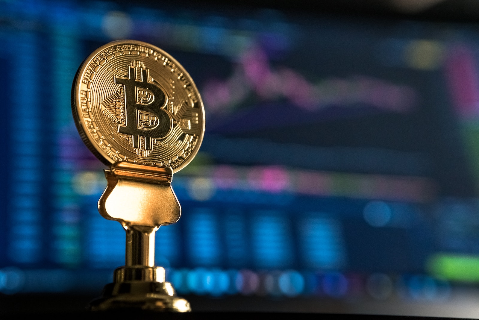 Que es blockchain para tontos selective focus photo of Bitcoin near monitor